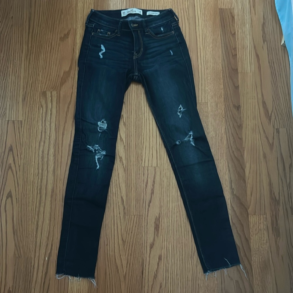 Hollister Dark Wash Distressed Jeans. Size 00S. Low Rise skinny jeans